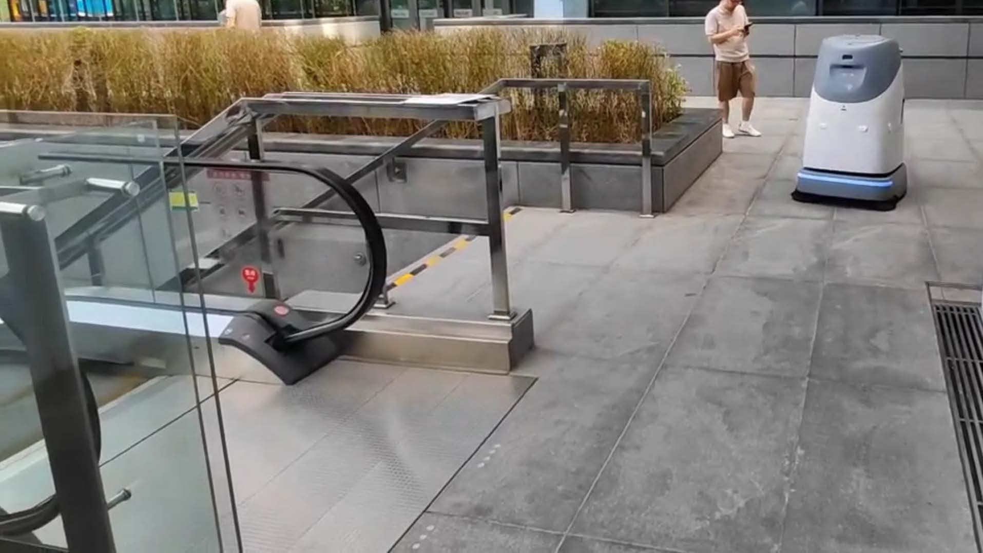 Roboty_na_cistenie_terasy_a_chodnikov